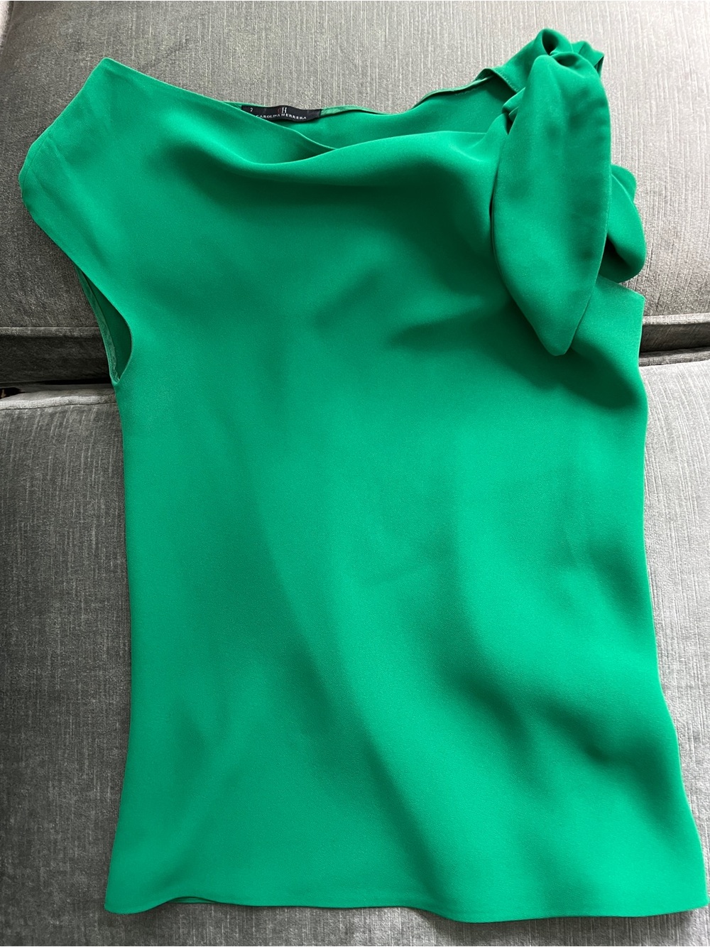 CH Carolina Herrera Kelly Green Asymmetric Shoulder Bow Blouse Top Size 2